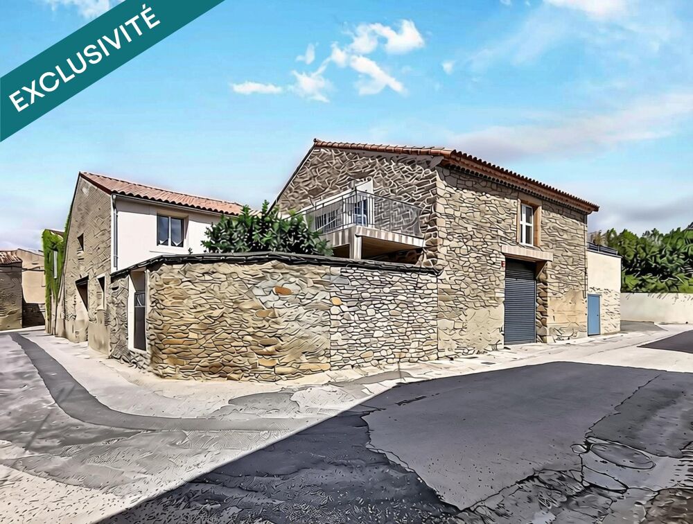 Belle propriété avec grands garages, dépendances et piscine couverte.
