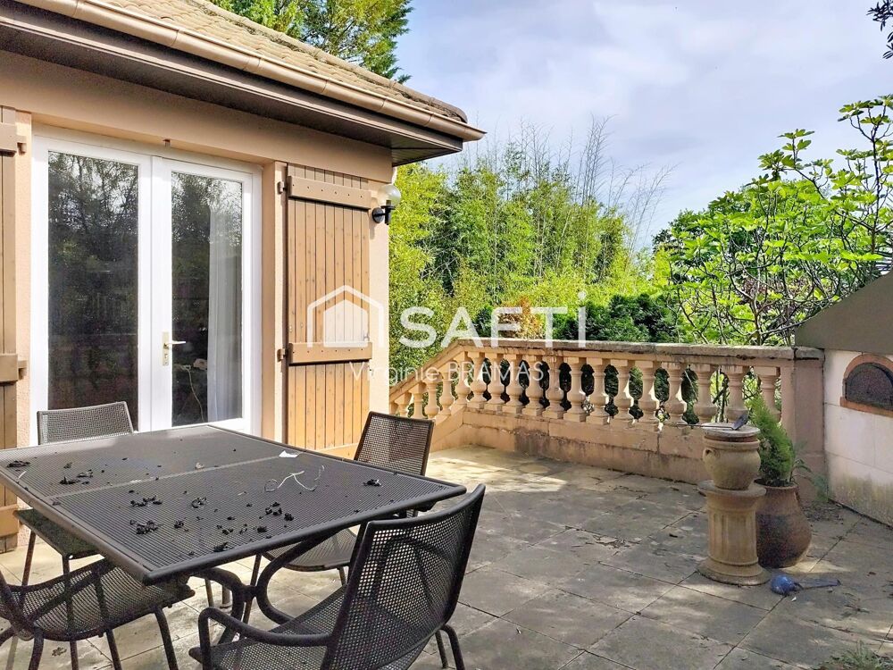 Maison avec sous-sol complet et grand terrain arboré