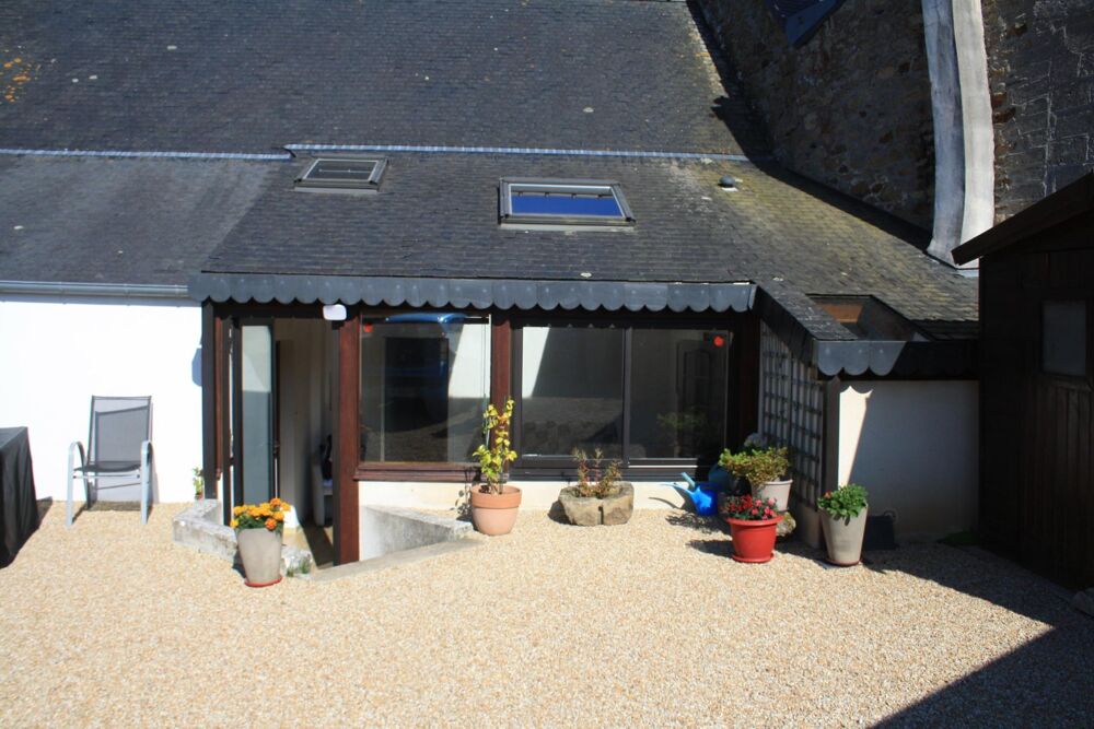 Maison en pierre avec dépendance