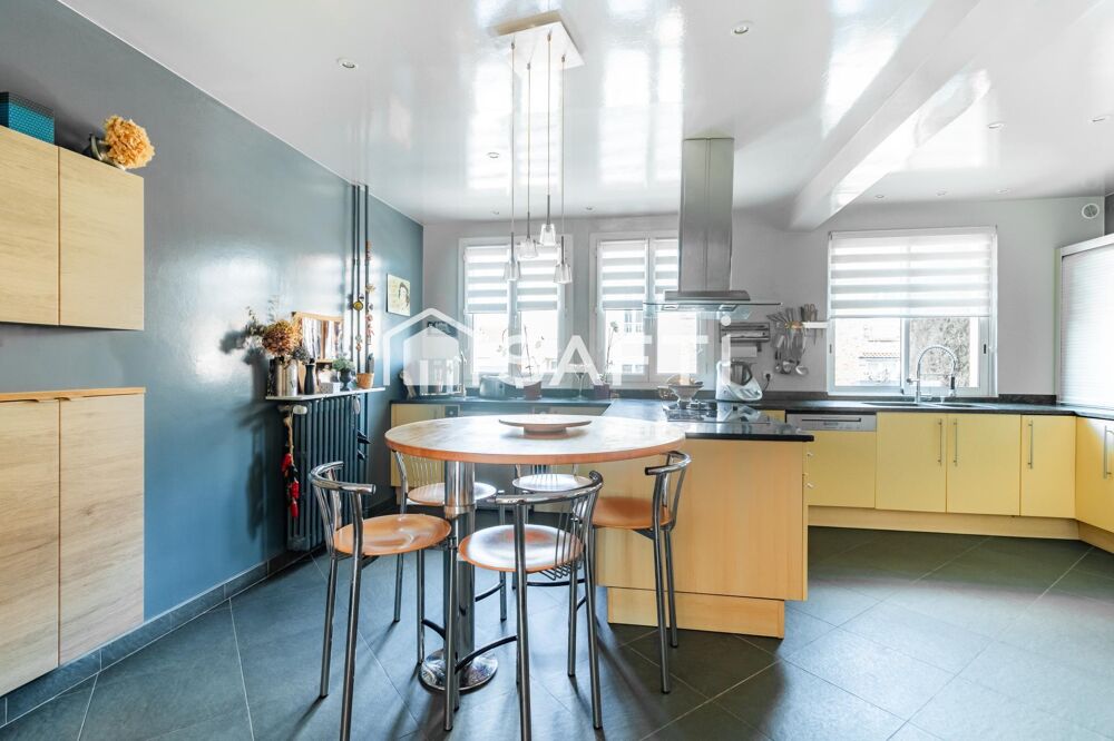 Vente Maison Une maison familiale rare aux volumes généreux, avec jardin, terrasse et espace professionnel indépendant. Versailles