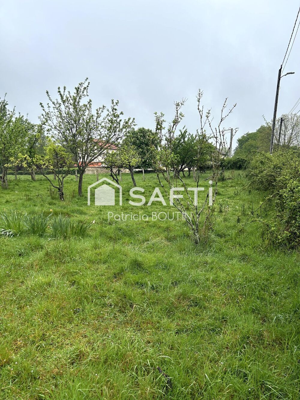 Vente Terrain Terrain constructible de 1623m2, idéalement situé dans un environnement verdoyant et paisible et à proximité des commodités. Saint-martin-de-saint-maixent