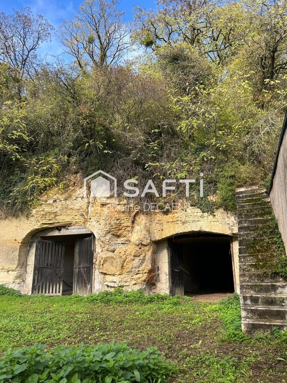 Vente Parking/Garage Ensemble troglodyte rare avec deux caves et terrain arboré dominant. Langeais