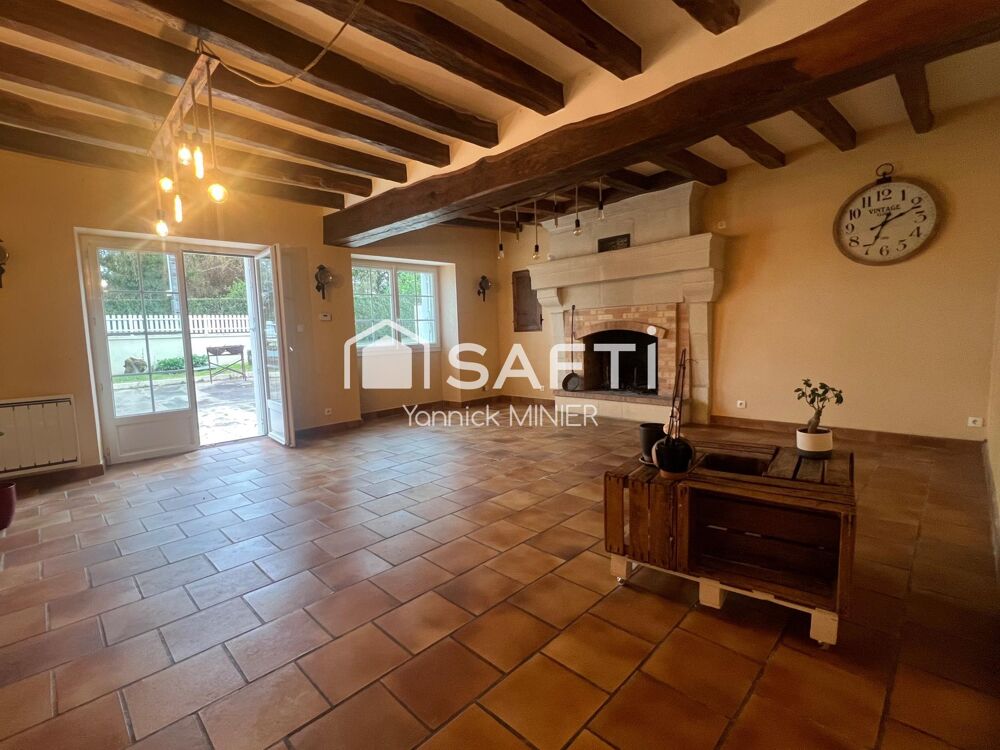 Grande maison de 184 m2, 4 chambres, salon/séjour avec cheminée, cuisine aménagée et équipée, nombreuses dépendances sur terrain