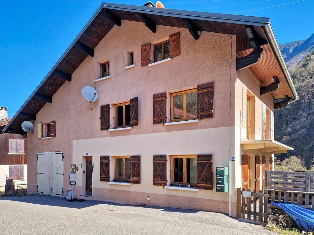 Vente Maison Grande maison située dans un charmant village. Maison de type 6 avec deux appartements indépendants de type 2. La lechere