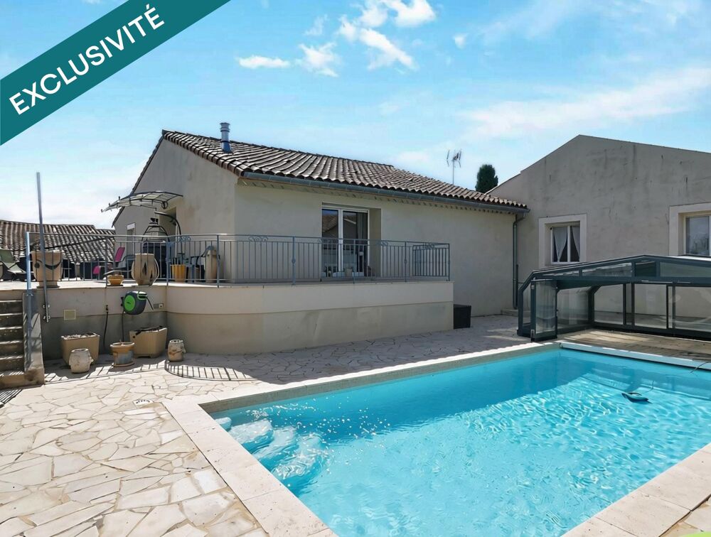 Belle propriété avec grands garages, dépendances et piscine couverte.
