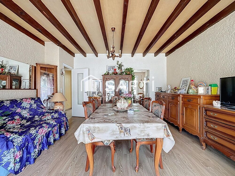 Idéalement située à 2 pas des commodités : maison entièrement de plain pied avec 2 chambres, jardin, grand garage et abris de j