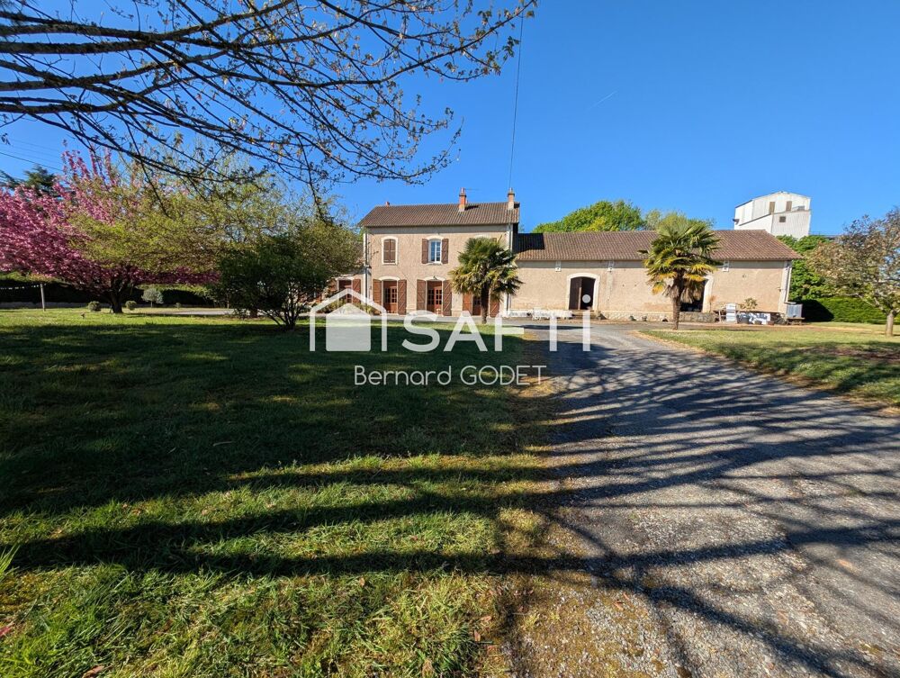 Propriété de caractère au coeur dun village de charme en Charente