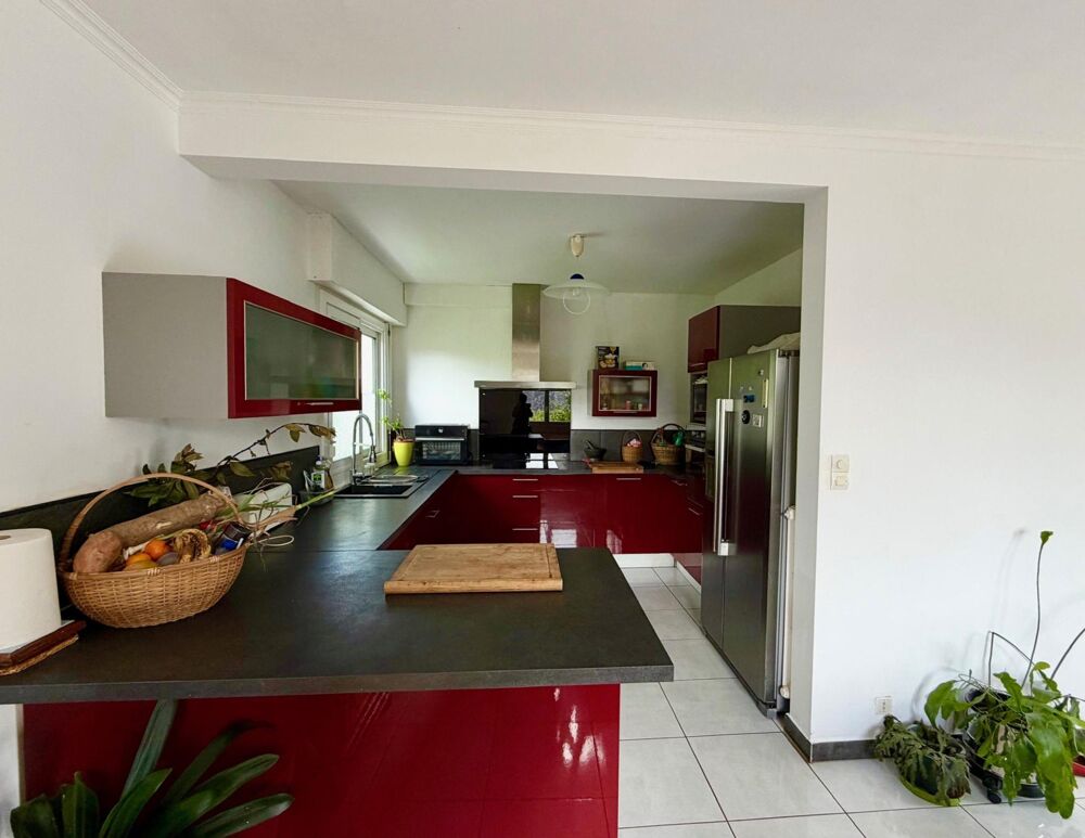 Maison avec vie de plain-pied, sous-sol complet et jardin de 952 m².