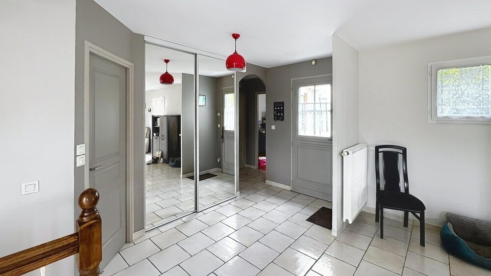 Vente Maison Construction 2004 de qualité pour cette maison alliant les styles ancien à l'extérieur et récent à l'intérieur. Mareau-aux-pres