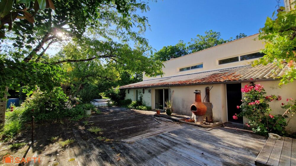 Maison spacieuse avec 3 chambres et jardin arboré.