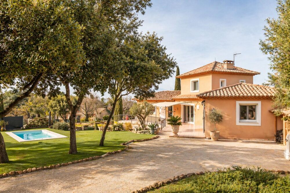 Villa lumineuse avec piscine, tout confort , au calme