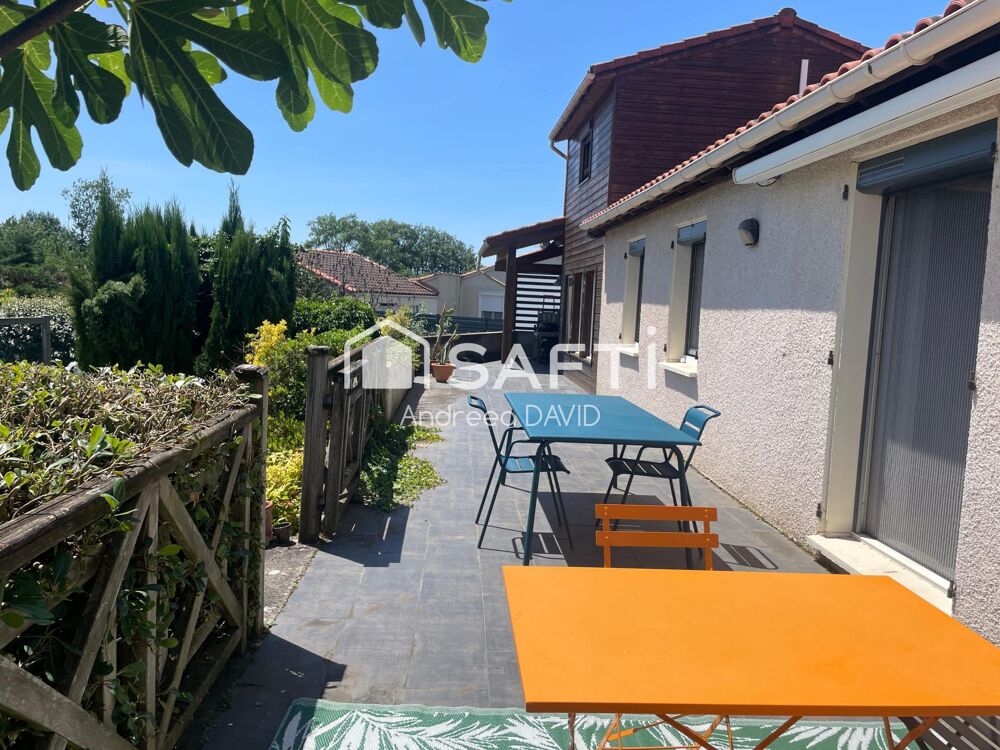 Édifiée sur un terrain clos et arboré de 858 m², cette m....