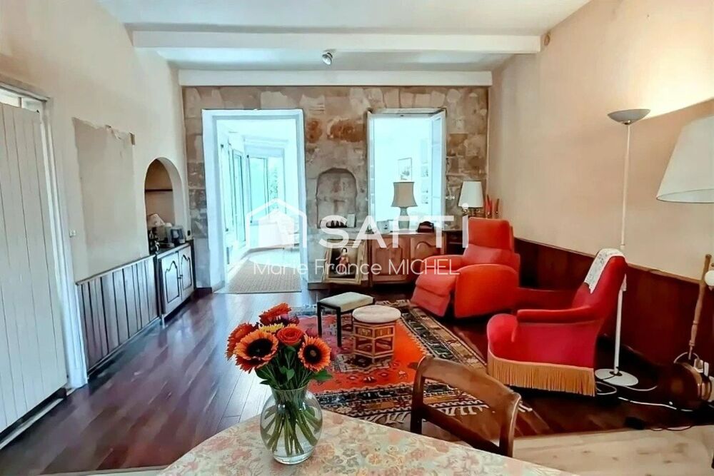 Vente Maison Au cœur de Pernes-les-Fontaines, charmante maison de village pleine d'authenticité.  D'environ 170 m², elle offre 6 pièces dont Pernes-les-fontaines