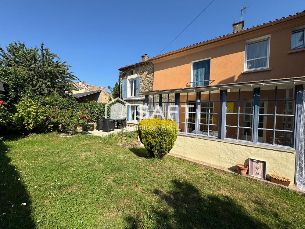 Maison de caractère de 220 m² au coeur de la cité médiévale de Saint-Loup-Lamairé avec studio indépendant, garage et dépendances.