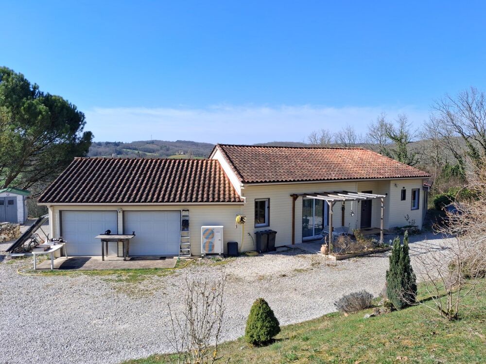 Maison avec piscine située dans un bel environnement privilégié avec une vue imprenable, cette maison offre de beaux volumes et