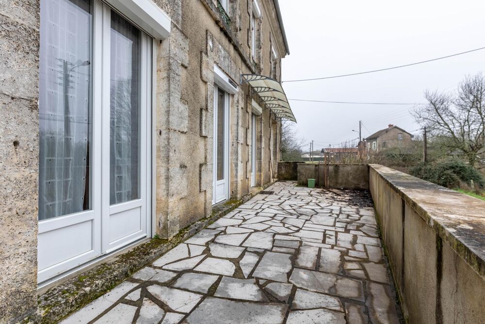 Ancienne école rénovée dans les années 80  130 m²  Terrain clos de 1 743 m²