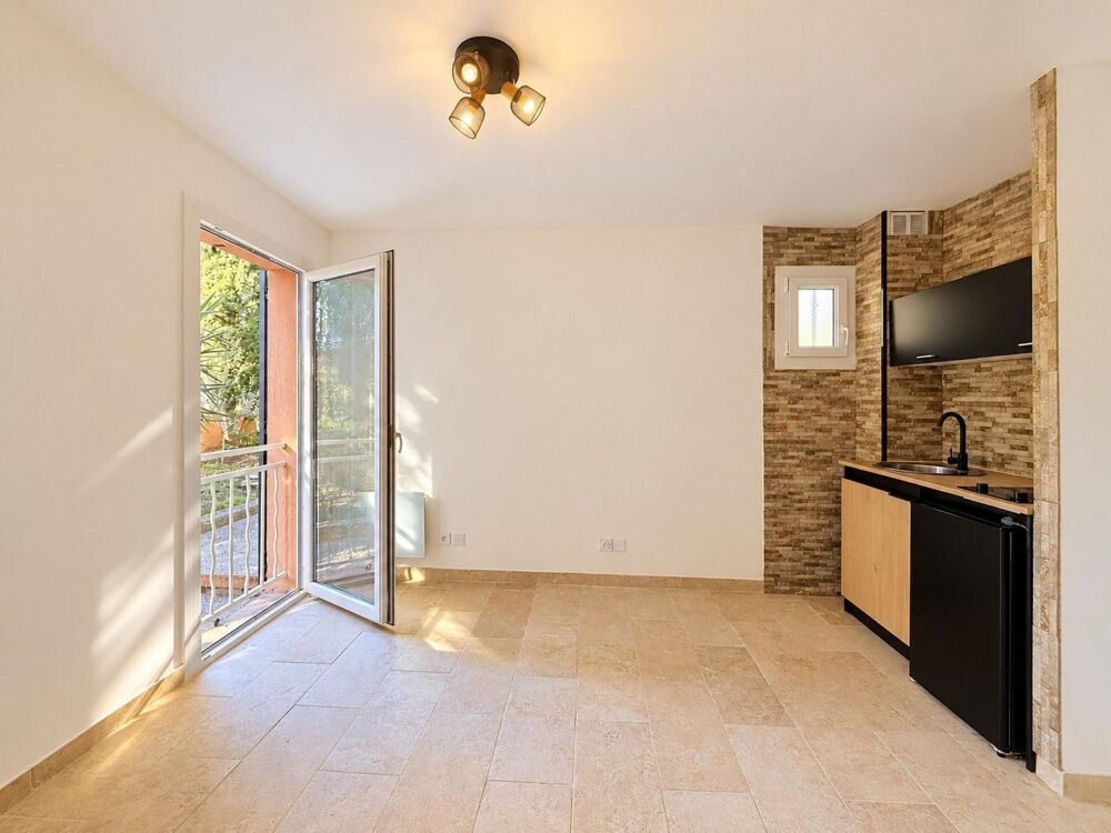 BANDOL  Studio rénové de plus de 17 m² avec parking et grande cave