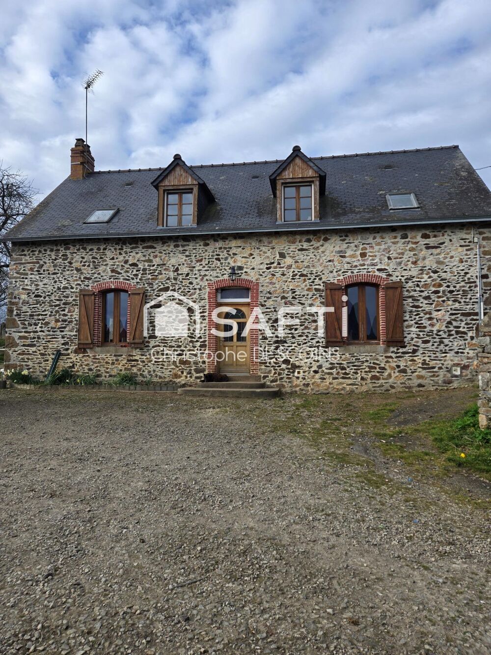 Maison de 180 m² avec vastes dépendances sur 24 500 m² à Chailland