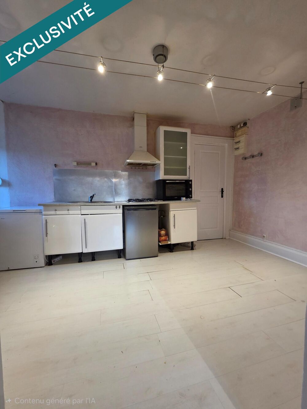 Appartement T2 de 48 m² à vendre à Saint-Nabord. Situé au 1ere étage d'un immeuble de 1960, il est en bon état général et se com