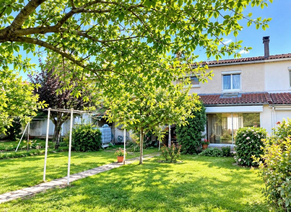Maison de ville avec garage et jardin attenant