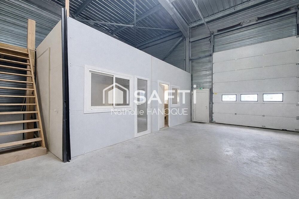   Box 212 m2 dont 39m² de bureau - Zone d'activités ANET Anet