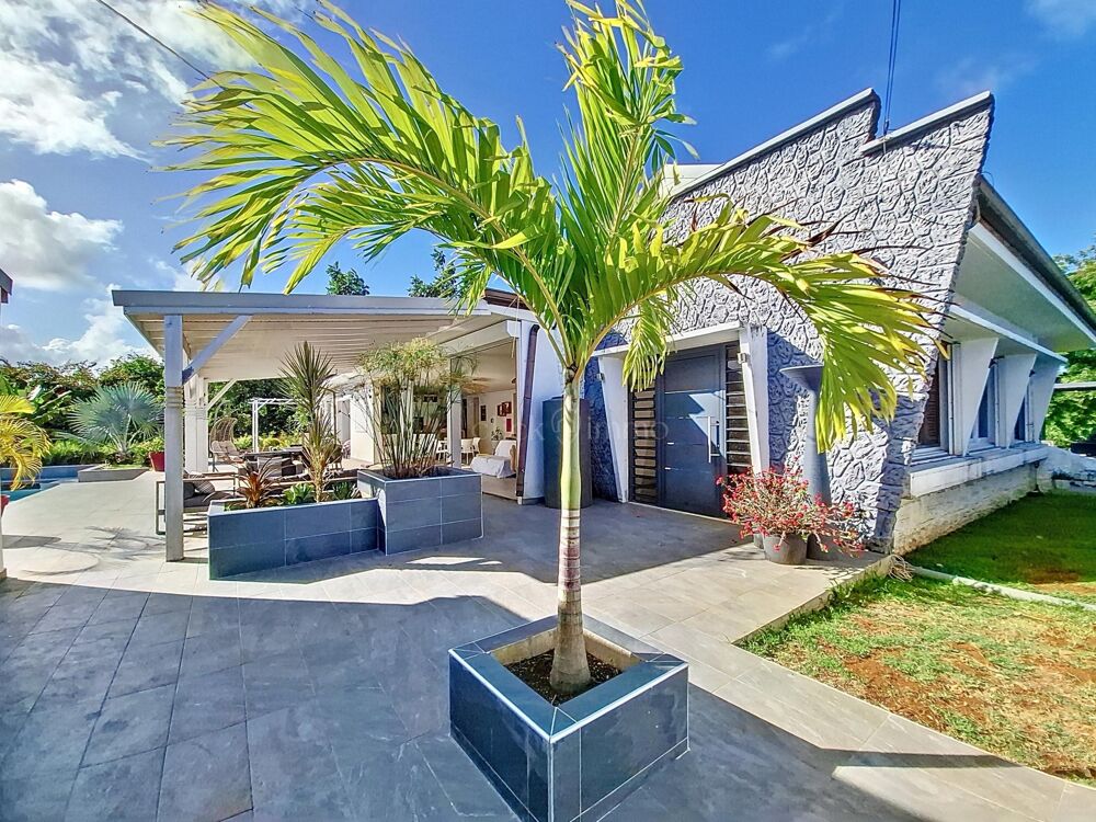 Location Maison Spacieuse villa T6 meublé avec piscine jardin sans vis à vis Goyave