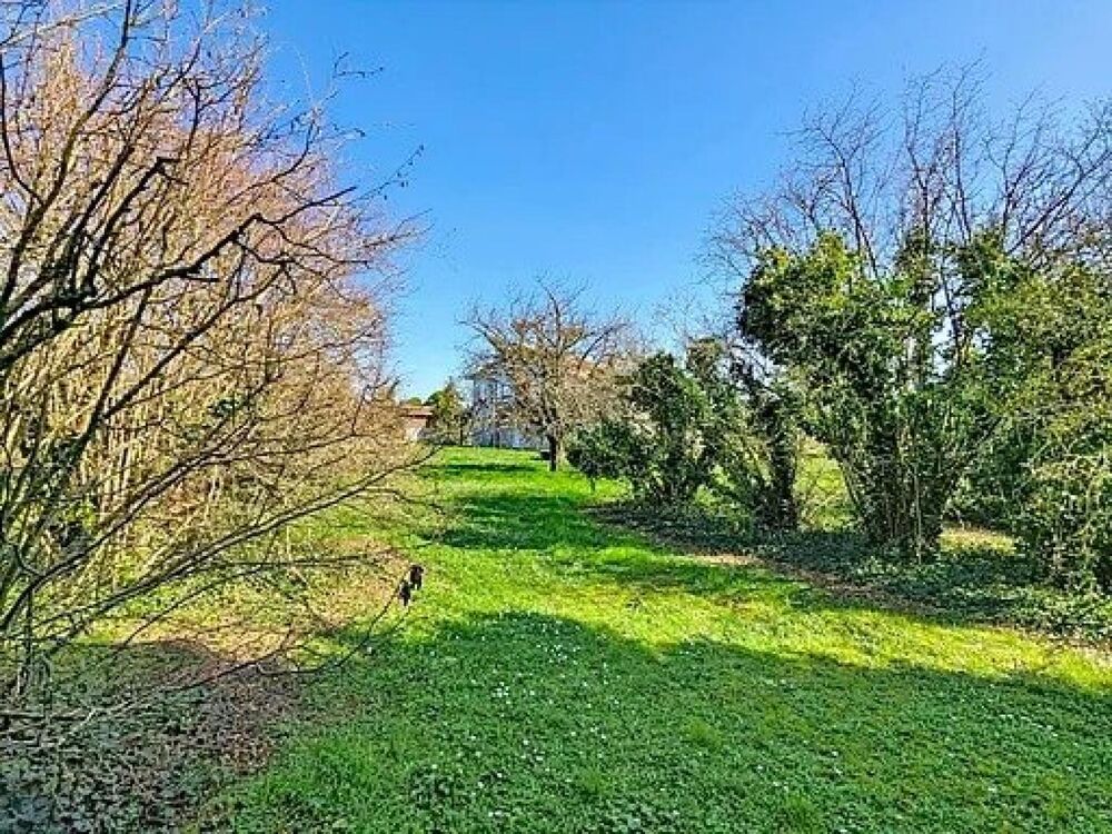 BELLE MAISON FAMILIALE AVEC POTENTIEL DE DEVELOPPEMENT