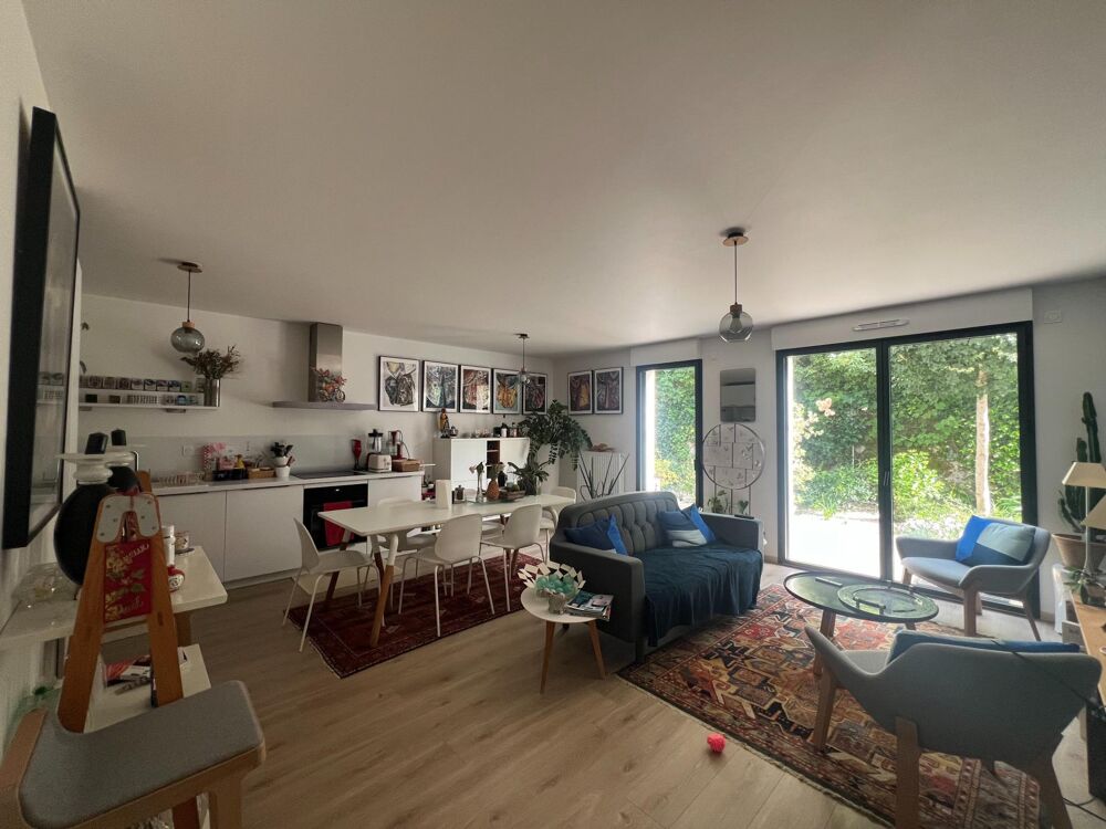 Emplacement idéal pour ce type 3 aux beaux volumes avec terrasse et jardin.