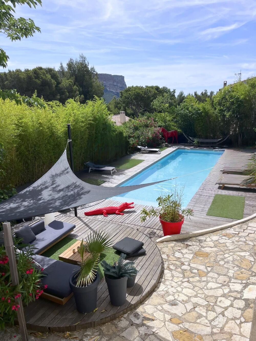 Une adresse au coeur de Cassis, où tout se rejoint, la mer, le village et l'art de vivre.