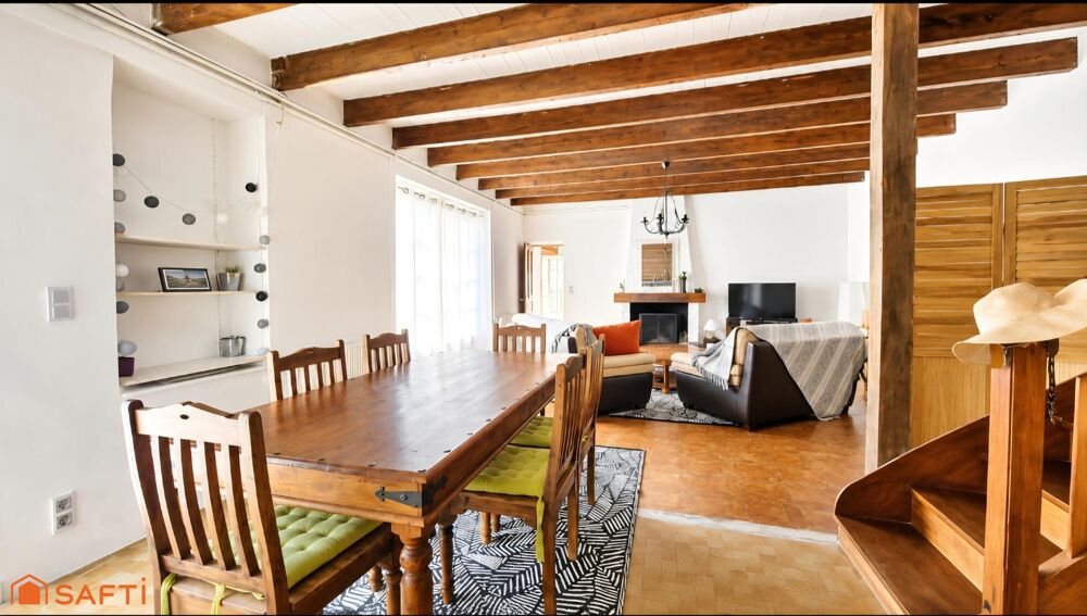 Maison charentaise avec piscine et dépendances.