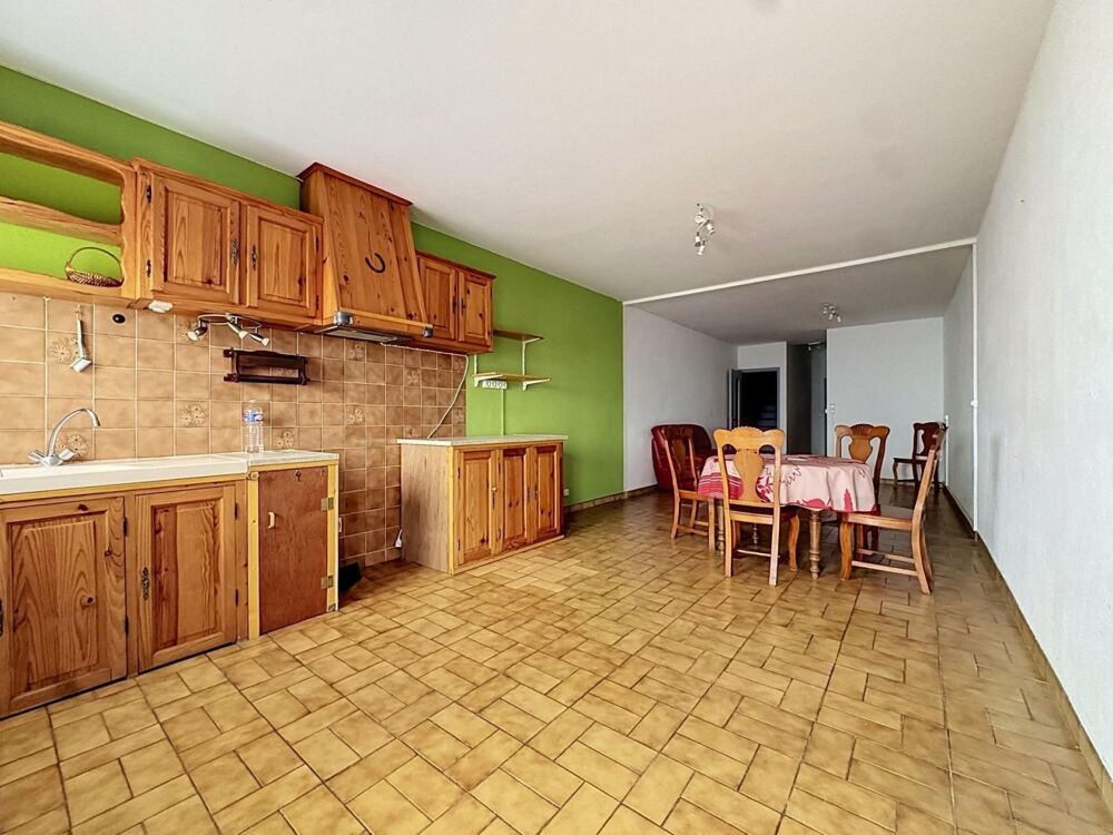 Une grande maison familiale entièrement rénovée, avec terrasses, garage et de beaux volumes au coeur de Graissessac.