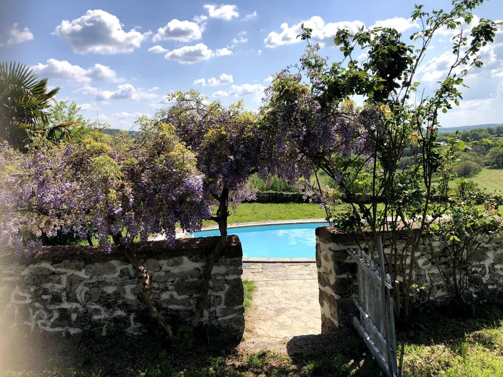 Maison sur beau terrain avec piscine et jolie grange à rénover !