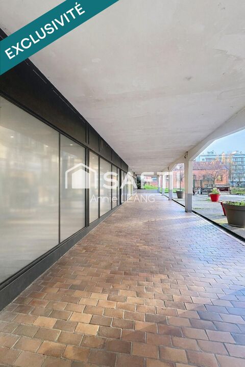 Emplacement n&deg;1 sur la Place Carnot : local commercial lumineux avec grande fa&ccedil;ade et fort potentiel au cœur du centre-ville. 330000 93110 Rosny-sous-bois