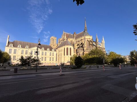   Local commercial face à la cathédrale 