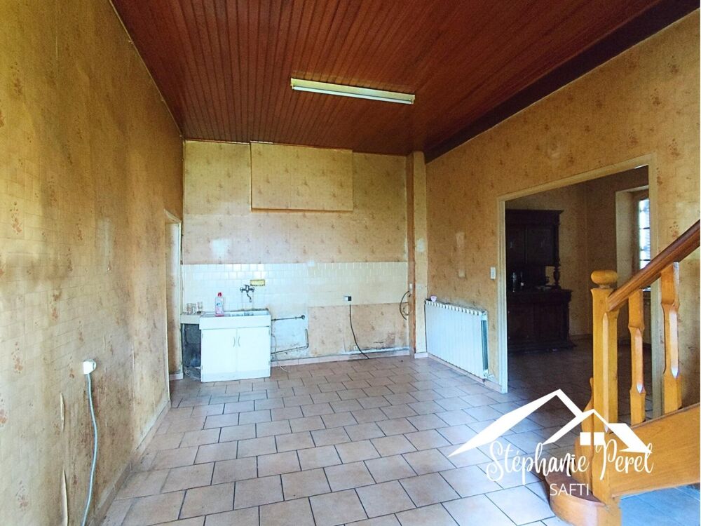 Beaux volumes, potentiel daménagement, grand terrain !