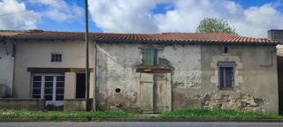 Vente Maison Maison de bourg, 140 m², dépendances, sous-sol, cave, grenier, cour, idéal investissement La vergne