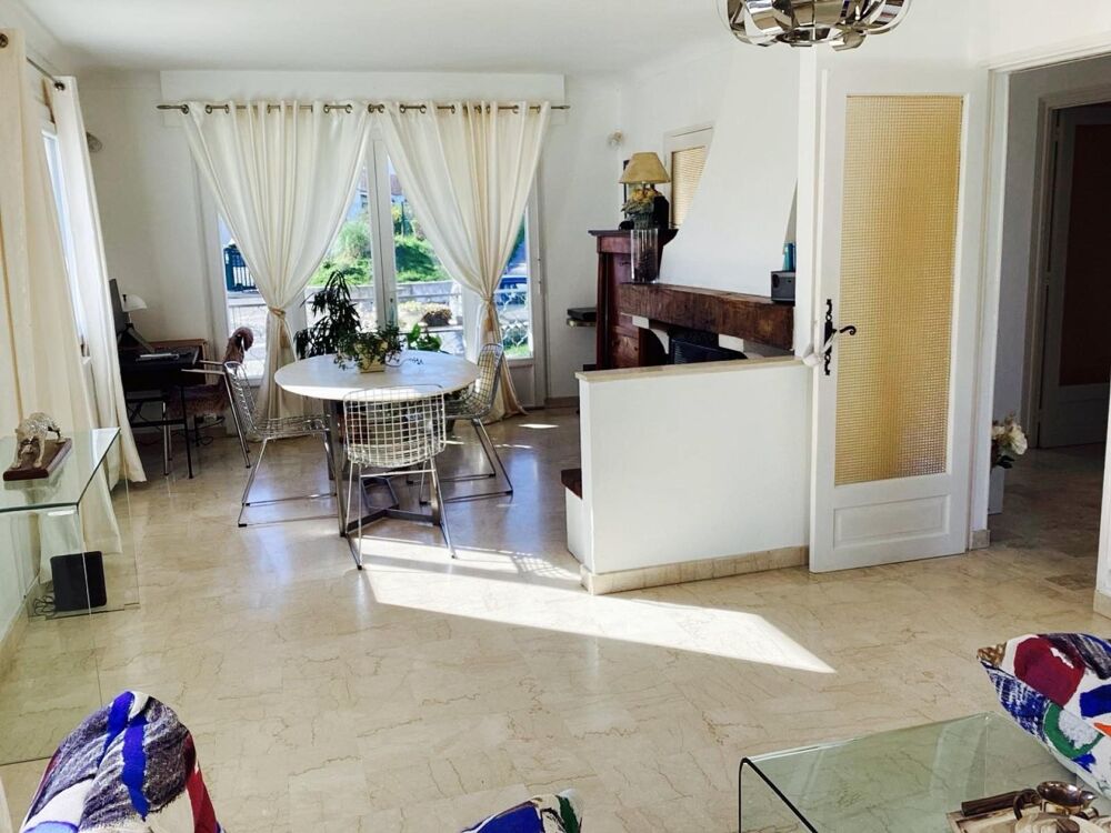 jolie villa située a proximité de la station thermale de Jonzac ainsi proche de toute commodité, avec deux gîtes mise a disposi