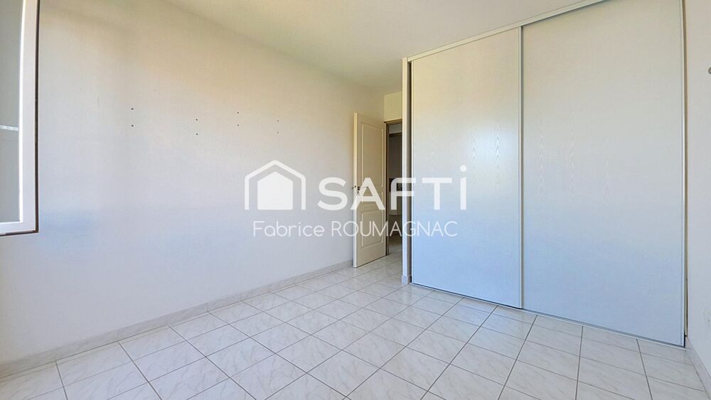 Appartement de 60 m² avec terrasse, deux places de parking couverte et cellier.