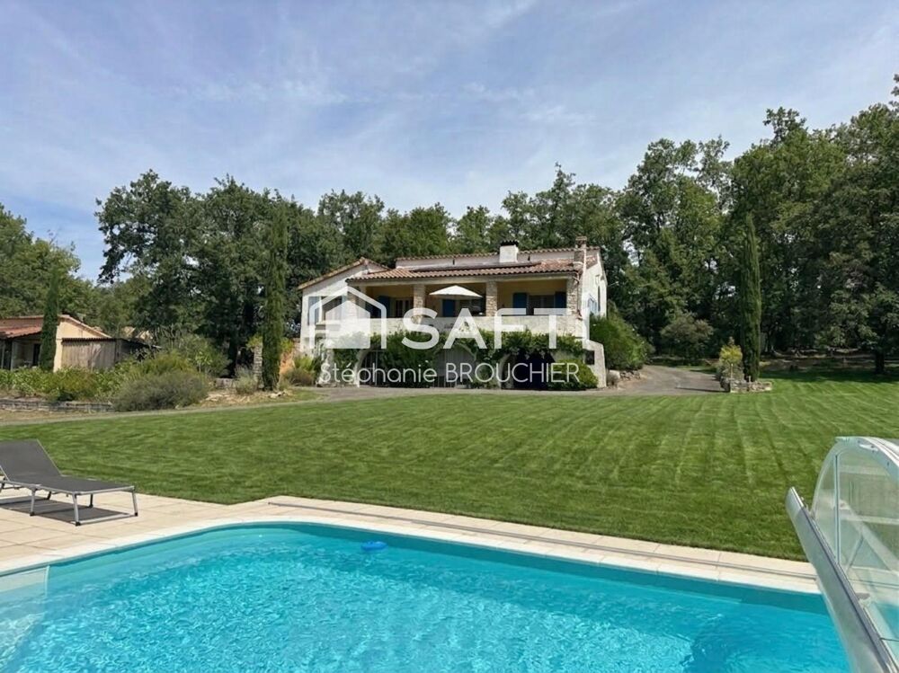 Maison sur un beau terrain avec piscine