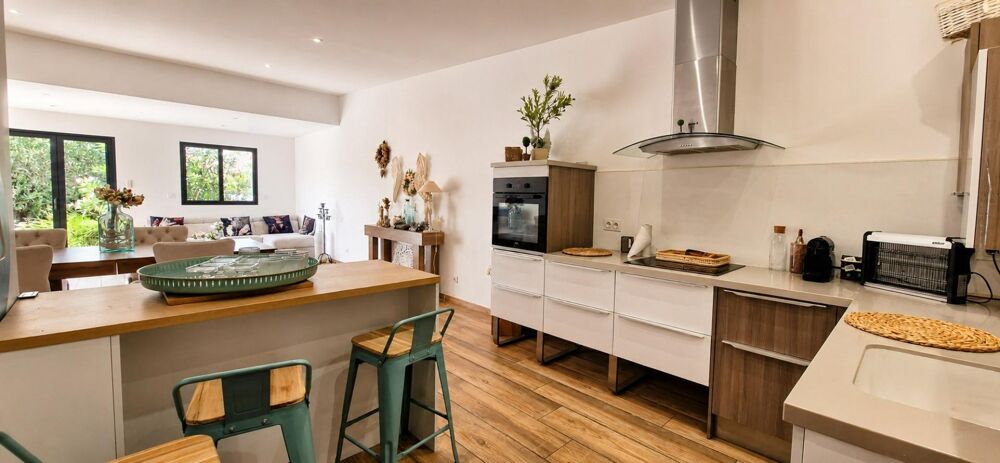 Entre , découvrez cette villa de 130 m² offrant 3 chambres, une piscine et une autonomie énergétique totale grâce à ses panneaux