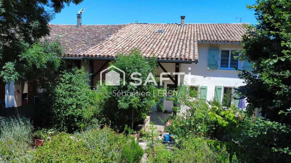 Maison familiale avec garage, jardin et terrasse.