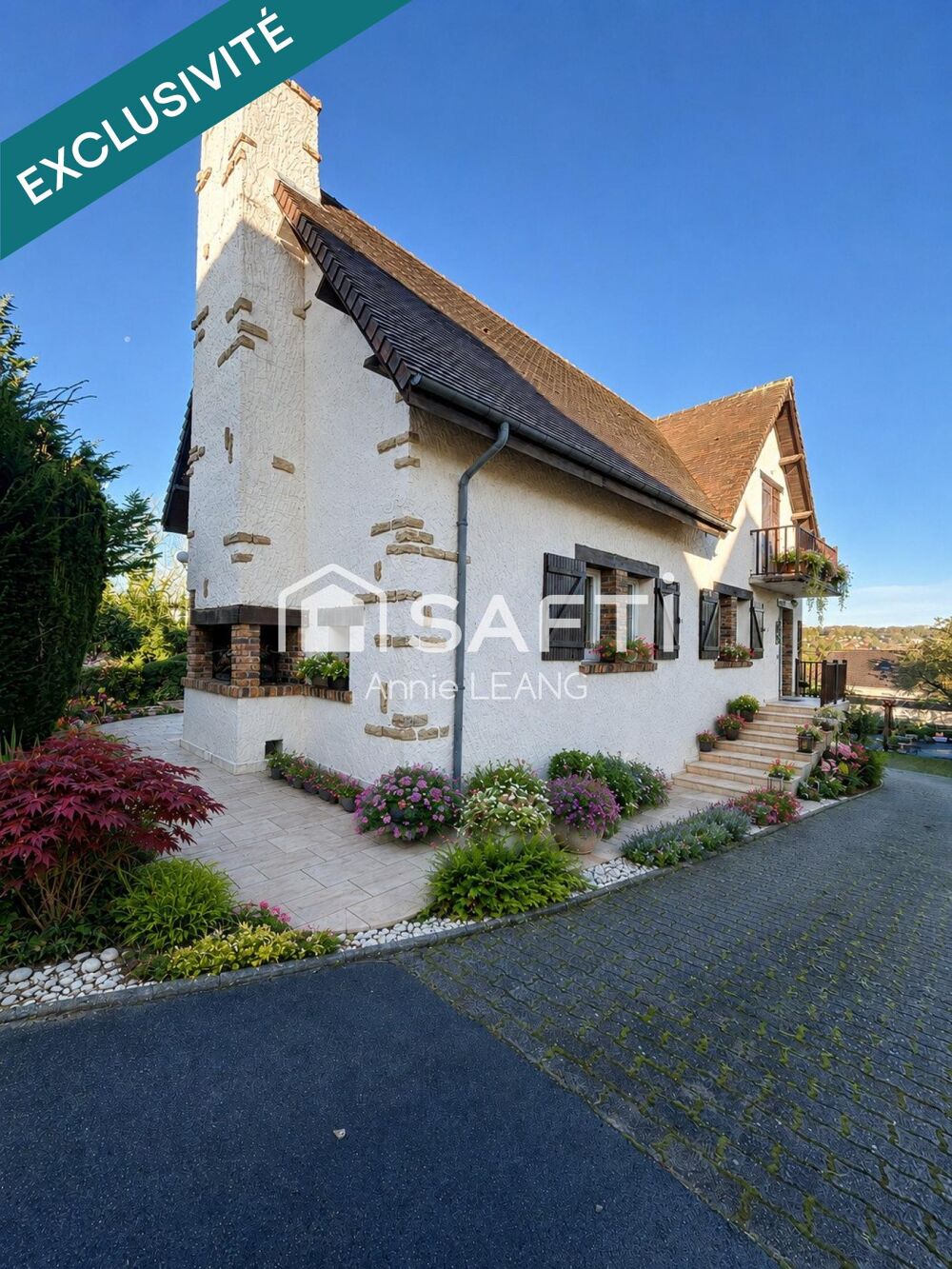 Only a 7-minute walk from Montévrain town centre, this exceptional 244 sq.m. character residence is nestled within 1,167 sq.m. o