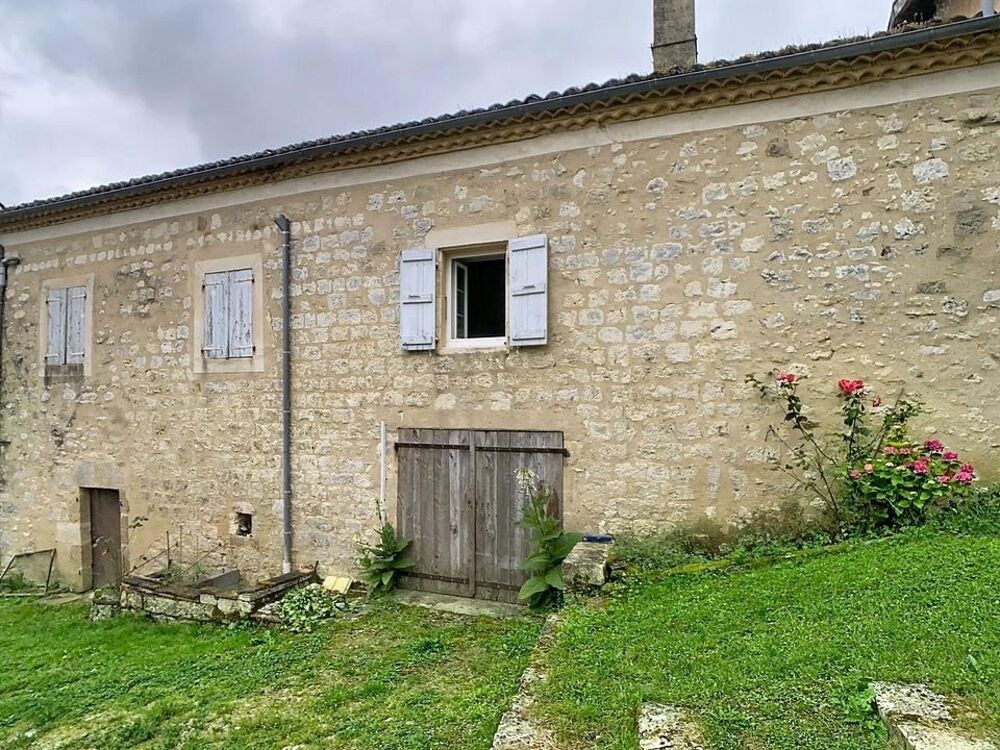 Grande maison avec terrasse et garage en coeur de village