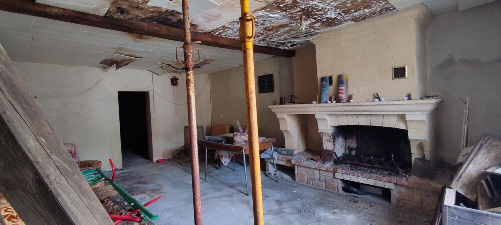 Vente Maison Maison de bourg, 140 m², dépendances, sous-sol, cave, grenier, cour, idéal investissement La vergne