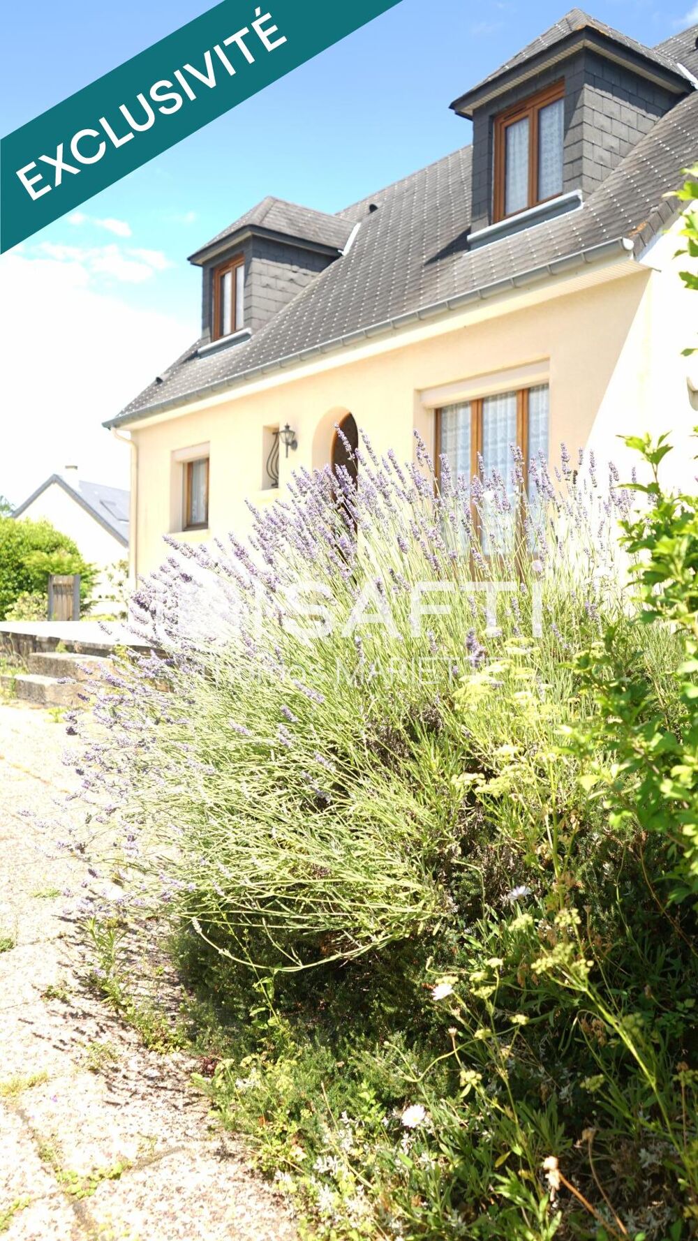 Situé à proximité immédiate des commodités, ce pavillon familial de 5 pièces offre de beaux volumes, 3 grandes chambres lumineus