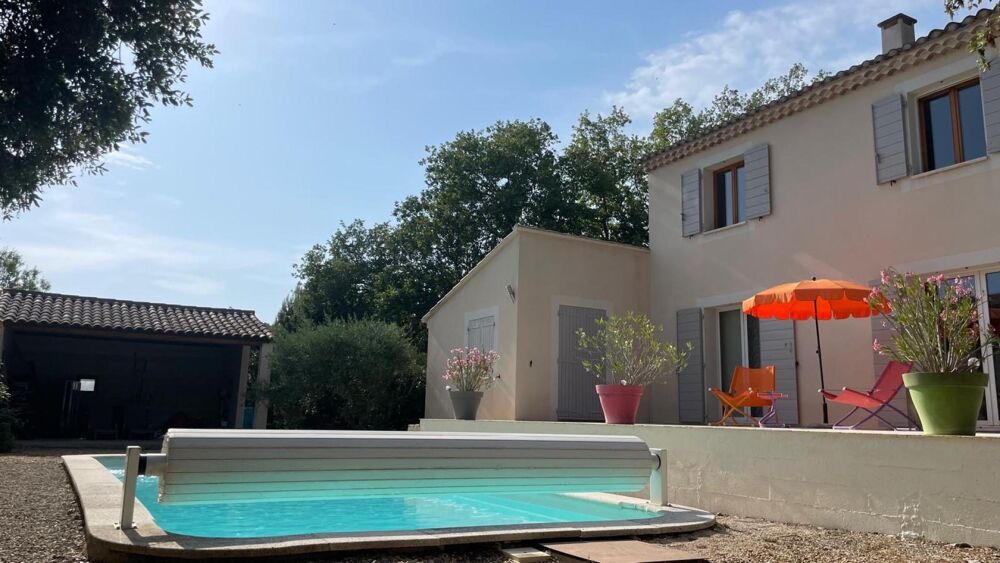Maison provençale sur un grand terrain avec une piscine et un grand garage