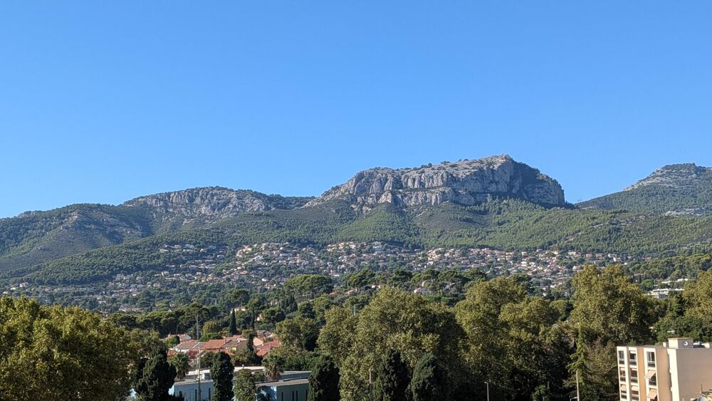 Toulon Ouest, grand appatrtement traversant de type 4 en dernier étage avec garage et cave, dans une résidence sécurisée. Vue dé