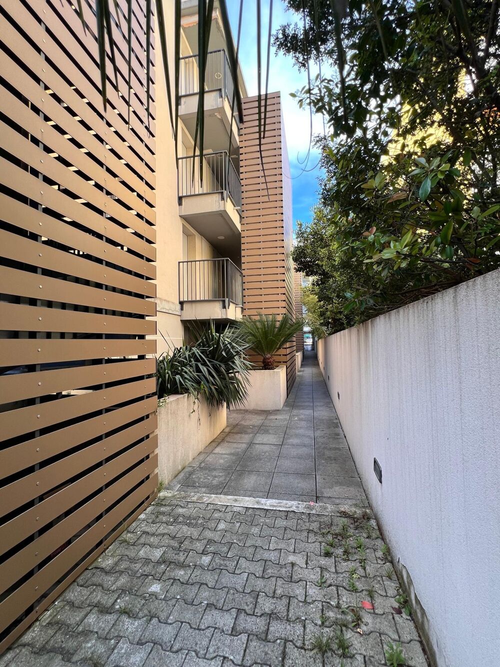 Appartement T1 BIS 33 m² meublé et rénové, dernier étage, avec garage fermé