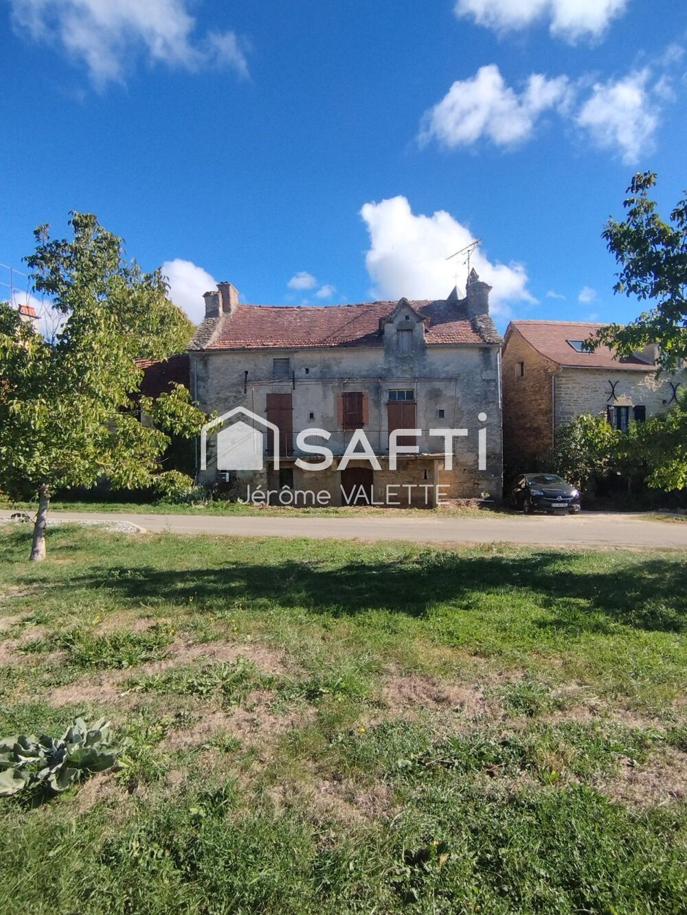 Vente Maison Charmante maison en pierre de 55m² avec grange attenante de 48m² et cave de 50m² offrant un beau potentiel d'aménagement Vailhourles
