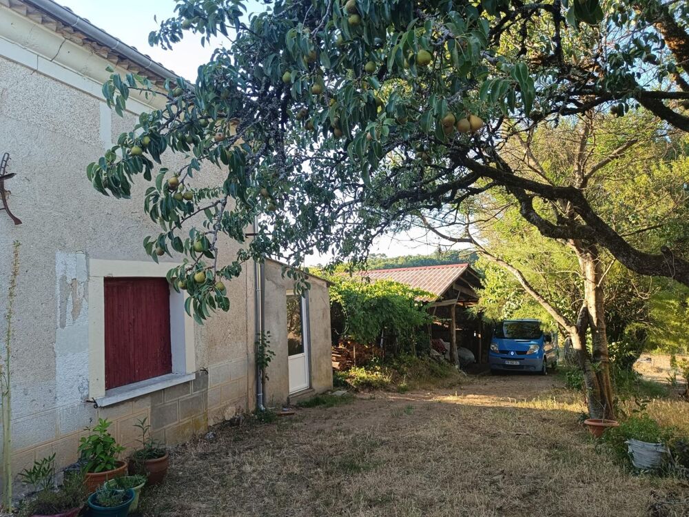 Campagne. Toitures neuves. Fosse septique neuve. Terrain